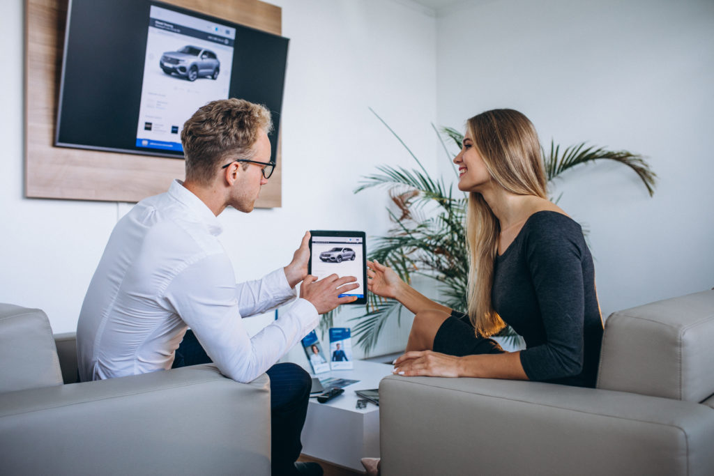 Man en vrouw in een autoshowroom.